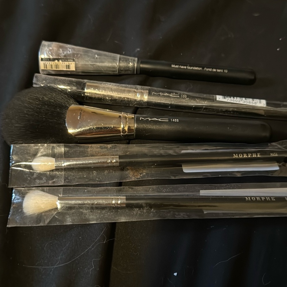 5 new make up brushes. 2 are MAC face brushes, 2 Morphe eyeshadow, 1 shadow